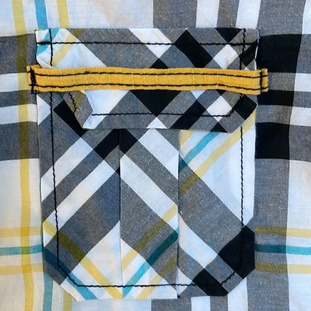 Vese short sleeve button up shirt.  Size Small.